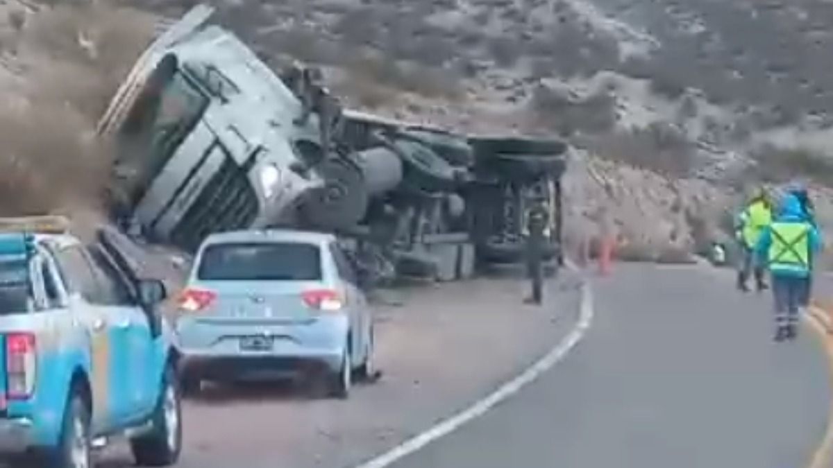 Uno de los accidentes que se produjo este sábado en el paso a Chile, en la localidad de Potrerillos. Uno de los accidentes que se produjo este sábado en el paso a Chile, en la localidad de Potrerillos.