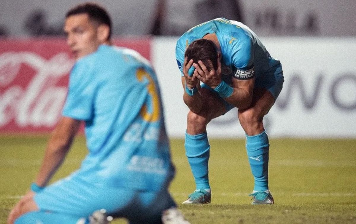 Los jugadores uruguayos no pueden entender cómo perdieron un gol hecho en la Copa Sudamericana.