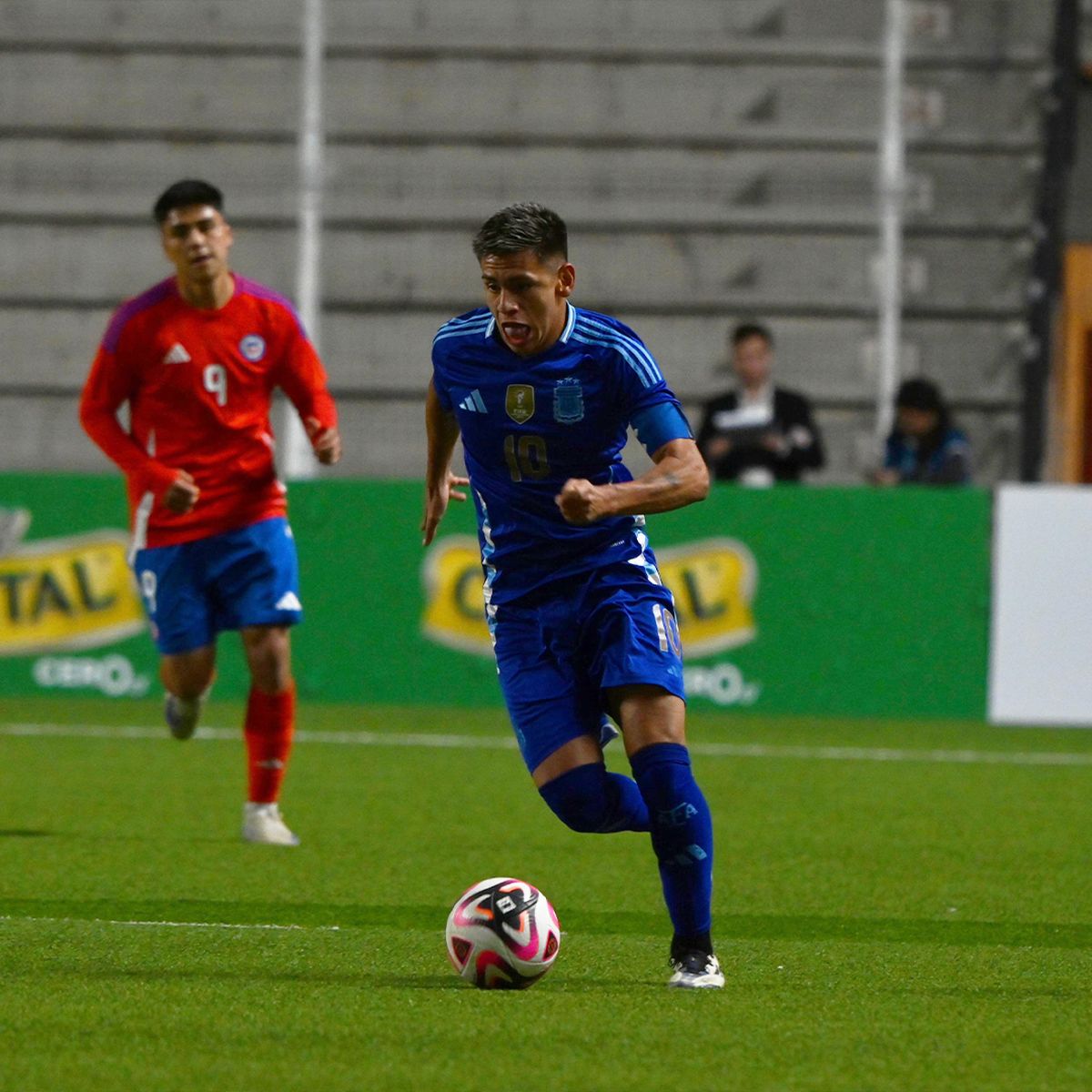 Claudio Echeverri fue el capitán de la Selección argentina Sub 20 frente a Chile. Claudio Echeverri fue el capitán de la Selección argentina Sub 20 frente a Chile.