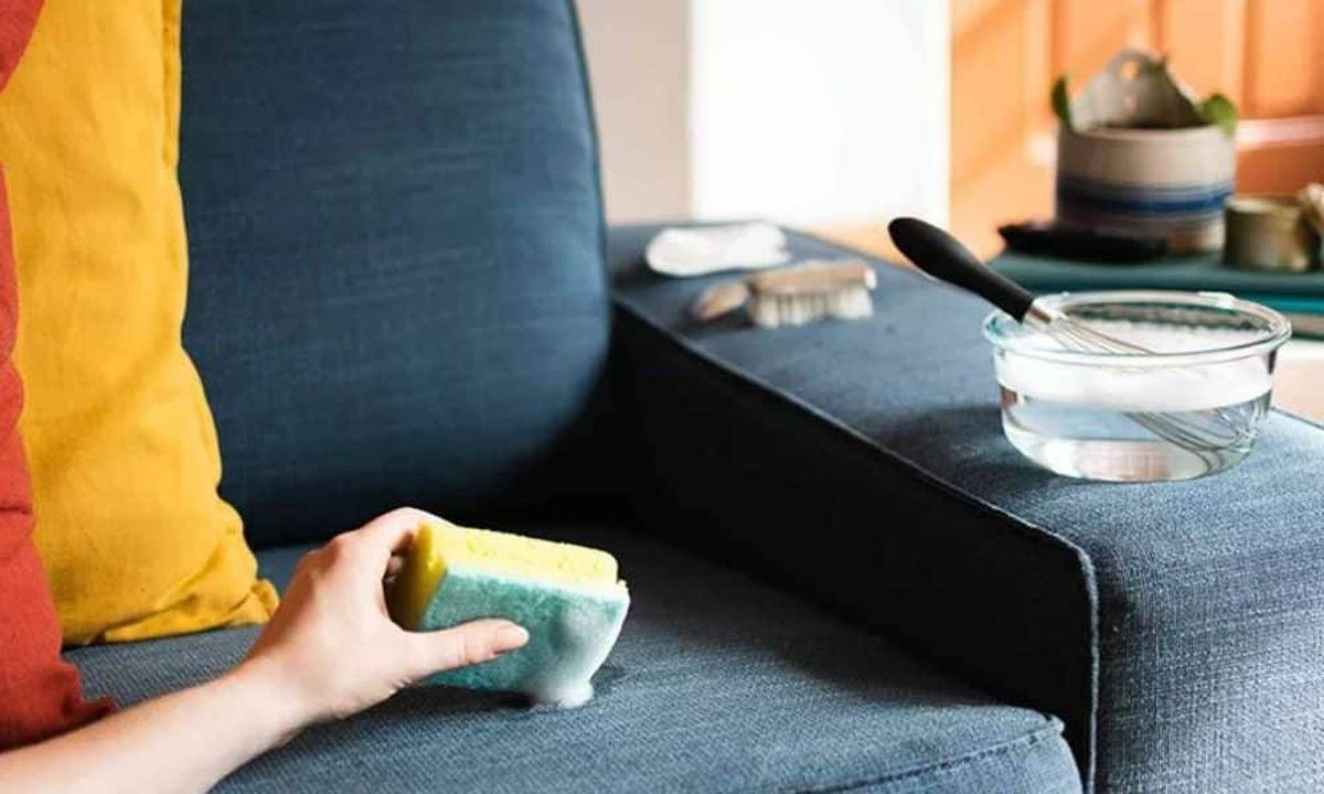 Si el sillón tiene suciedad y algunas manchas impregnadas límpialo con estos trucos caseros que lo dejará como nuevo. Si el sillón tiene suciedad y algunas manchas impregnadas límpialo con estos trucos caseros que lo dejará como nuevo.
