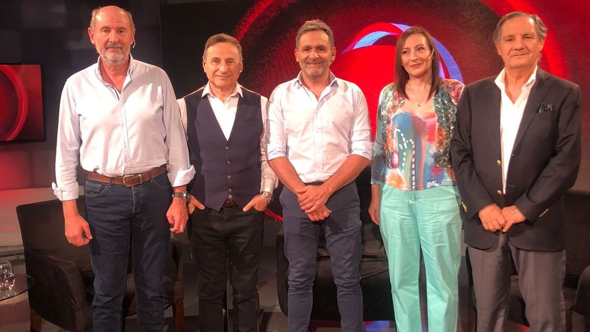 El equipo del Círculo Rojo nominado a los Martín Fierro: Carina Scandura, Nacho Rodríguez y Carlos Hernández. El equipo del Círculo Rojo nominado a los Martín Fierro: Carina Scandura, Nacho Rodríguez y Carlos Hernández.