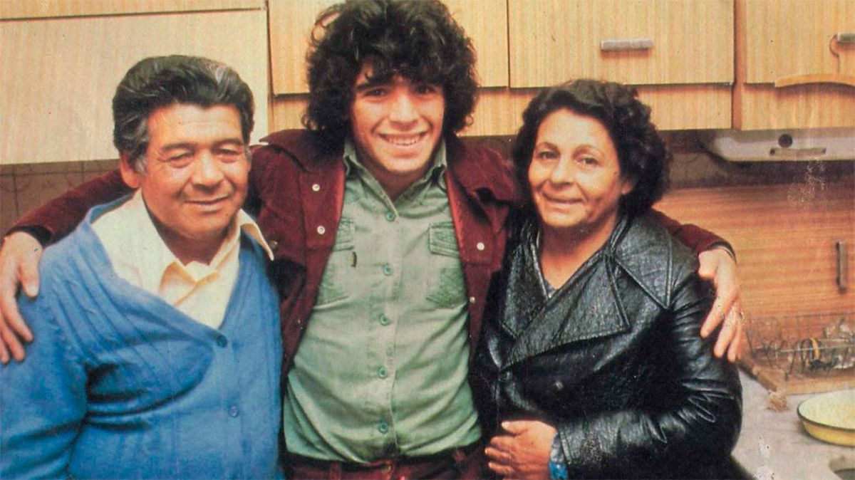 Don Diego, Pelusa y Doña Tota en la casa de Villa Fiorito.