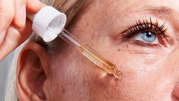 Este producto de skincare es eficaz para tratar arrugas en el rostro, líneas de expresión y manchas.