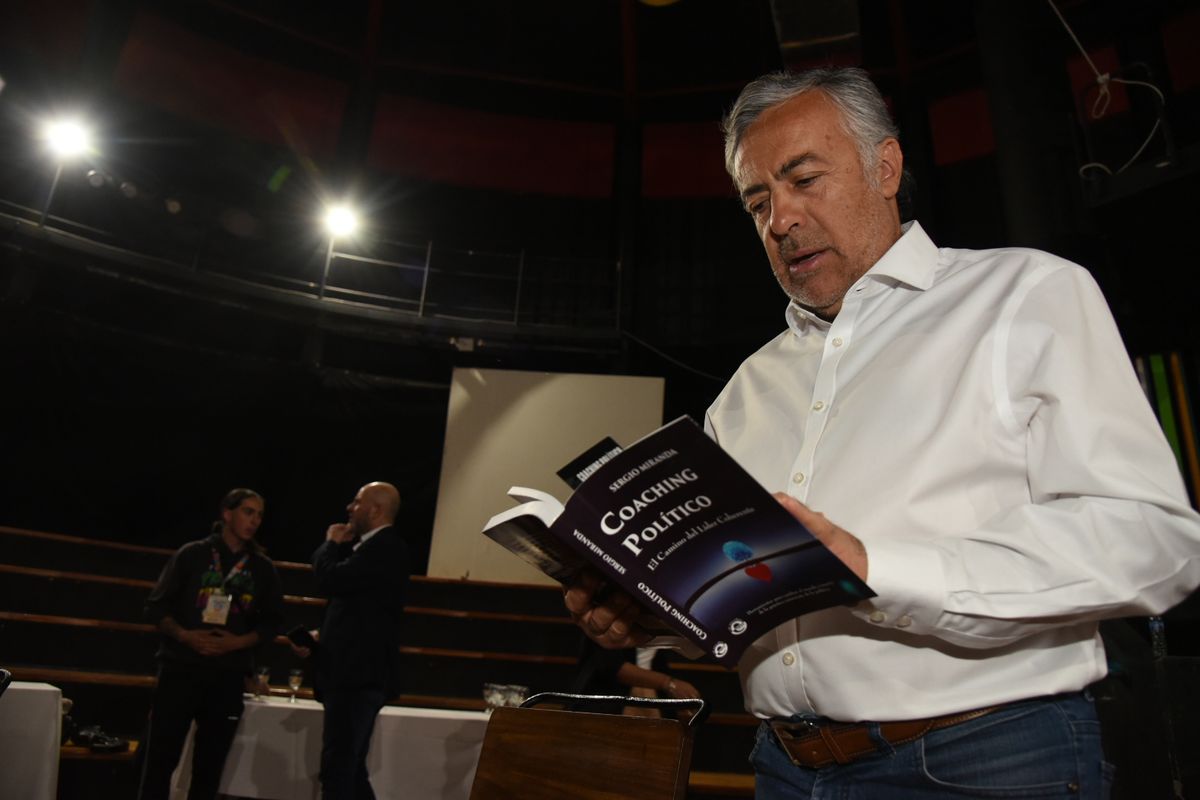 El senador nacional Alfredo Cornejo analizó la actual situación política y marcó que el diálogo político se complica por el protagonismo del kirchnerismo en el Gobierno. 