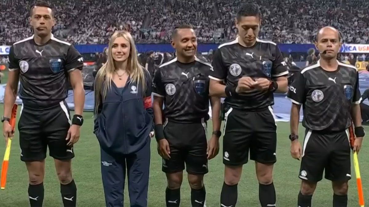 Por qué estaba Morena Beltrán con los árbitros antes del partido de la  Selección argentina vs. Canadá