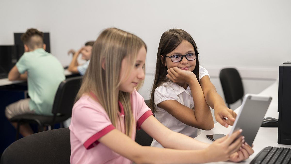 Nueva York frena la inteligencia artificial en las aulas y cambia las reglas para miles de estudiantes