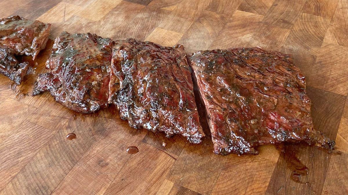La entraña, un corte de carne que muchas veces falta en las carnicerías, puede ser reemplazada en el asado por unas tiras rectangulares de filet.