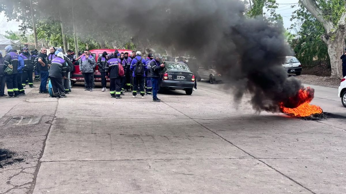 Los empleados de la comuna de Guaymallén iniciaron un paro en reclamo por el recorte del bono adicional de $325.000 que decidió aplicar el intendente Marcos Calvente.&nbsp;