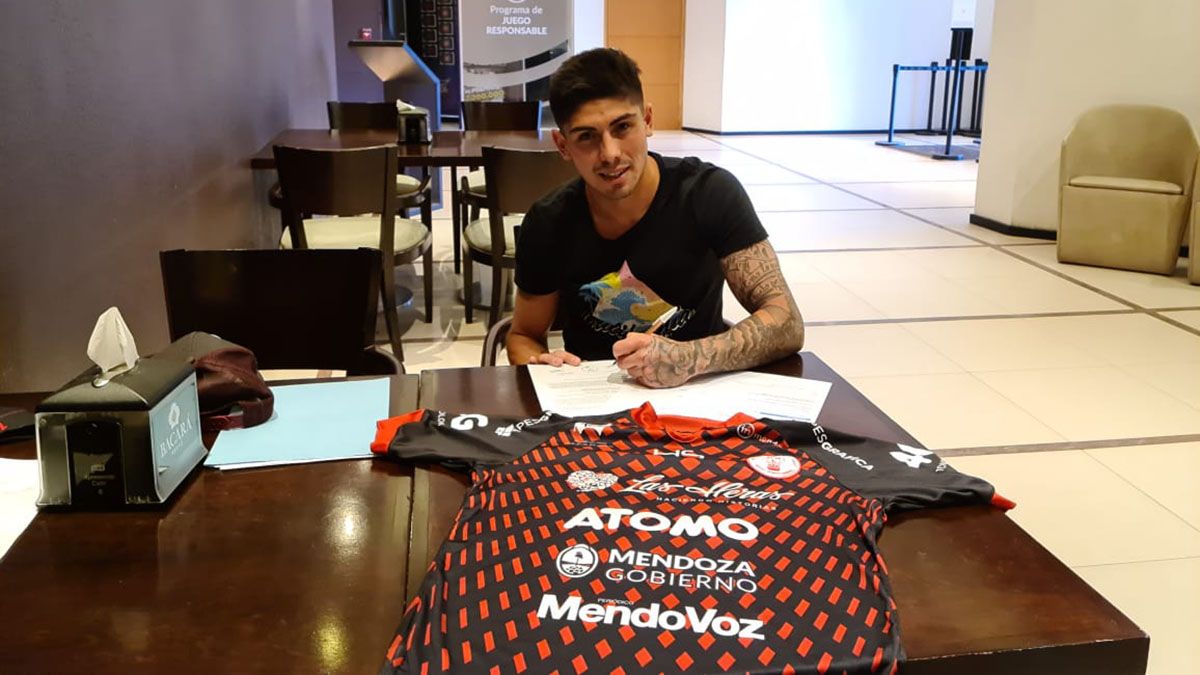 El ex Juventud Unida en el momento que firmó el contrato en Huracán.