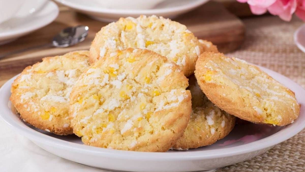 Las galletas caseras de limón se pueden decorar con glaseado de limón, crumble de coco o ralladura. Las galletas caseras de limón se pueden decorar con glaseado de limón, crumble de coco o ralladura.