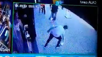 Levantó 70 mil pesos de la calle y se los alcanzó al dueño: un abuelo que pasó caminando