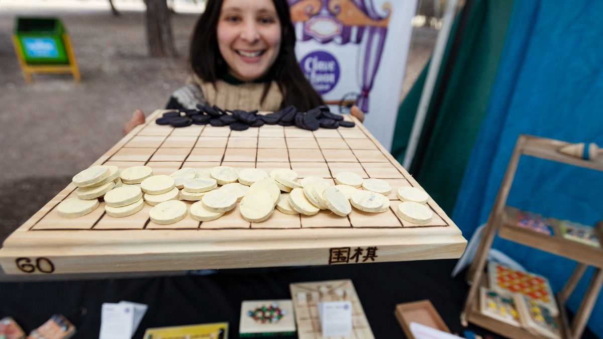 Fabrican trompos, yo-yo, juegos de ingenio, juegos de mesa con tableros, columpios, entre otros. Fabrican trompos, yo-yo, juegos de ingenio, juegos de mesa con tableros, columpios, entre otros.