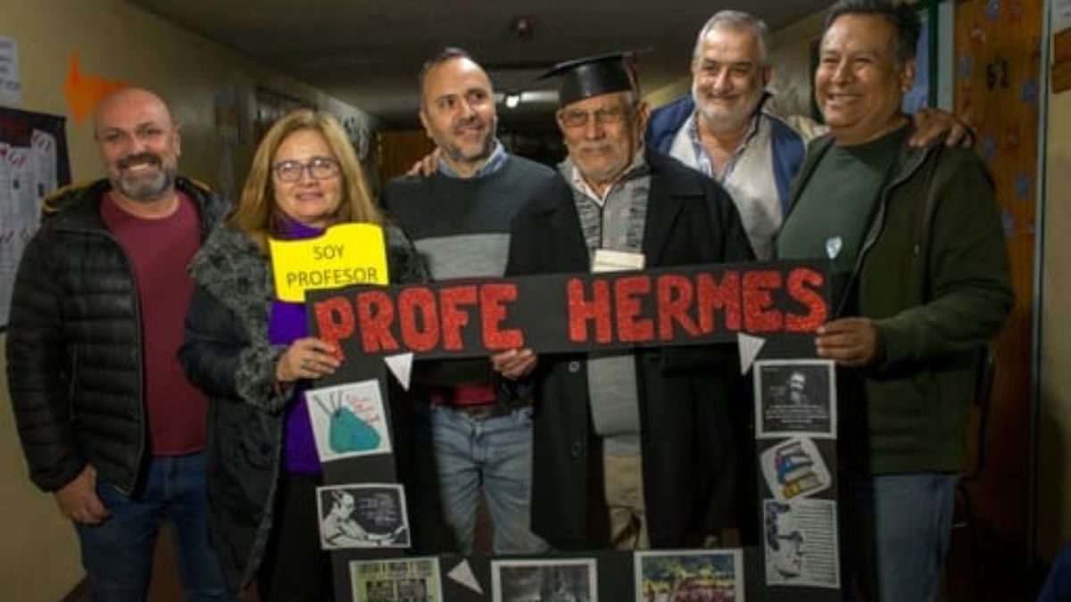 En la foto del egresado no podía faltar la presencia de los profesores que formaron la mesa examinadora de su materia final. Hermes destacó el alto nivel y calidez humana de los docentes.