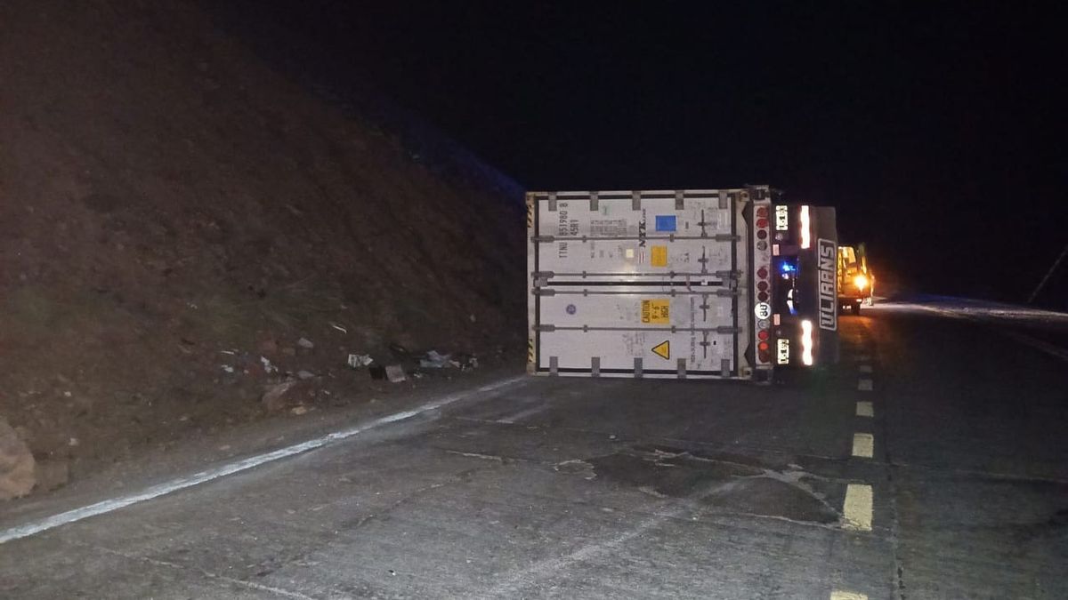 El accidente fue en Punta de Vacas a las 5.30 de este viernes. El chofer del camión volcado fue rescatado por Bomberos. El accidente fue en Punta de Vacas a las 5.30 de este viernes. El chofer del camión volcado fue rescatado por Bomberos.