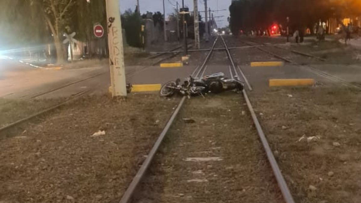 Así quedó la moto tras el accidente en Las Heras en las vías del tren. Así quedó la moto tras el accidente en Las Heras en las vías del tren.