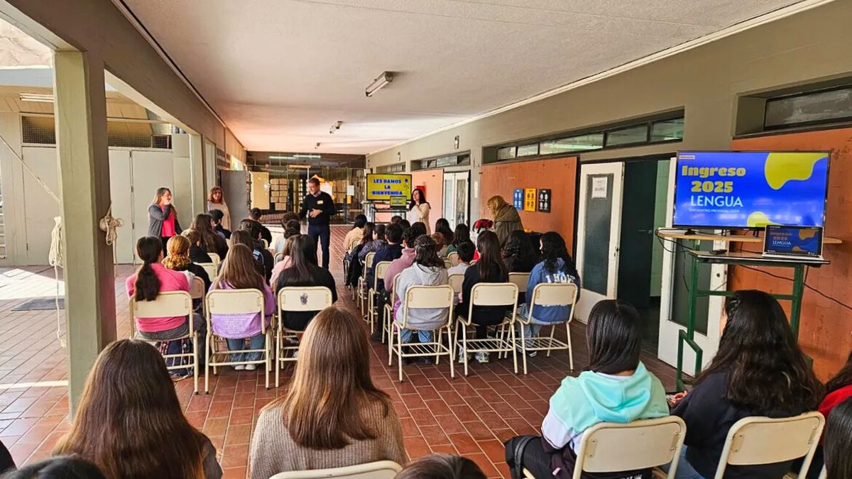 La Ayuda Escolar es un apoyo económico anual para acompañar a todos los niños y adolescentes de la Asignación Universal y Familiar por Hijo en el inicio de cada ciclo lectivo. La Ayuda Escolar es un apoyo económico anual para acompañar a todos los niños y adolescentes de la Asignación Universal y Familiar por Hijo en el inicio de cada ciclo lectivo.