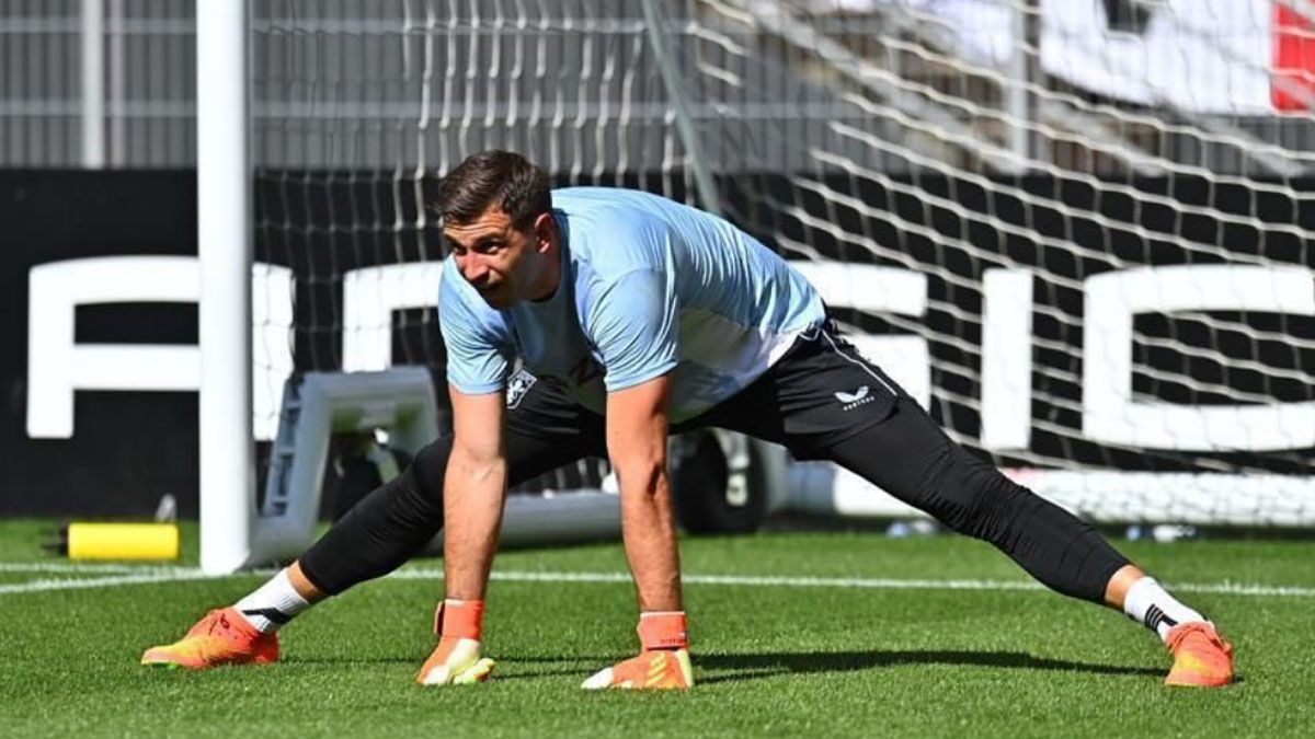 Dibu Martínez, arquero del Aston Villa, iniciará una nueva temporada