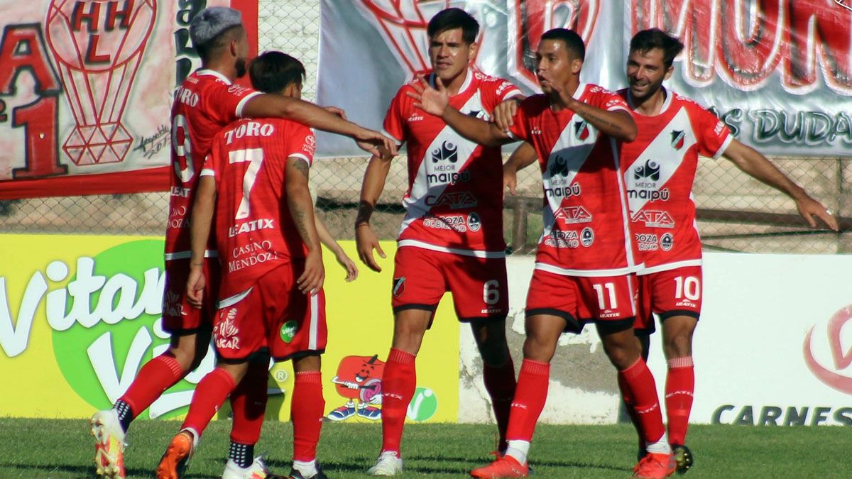 Álvaro Veliez festeja su gol ante el Globo. Foto: gentileza Deportivo Maipú.