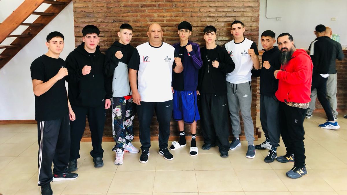 Este es el equipo de la Federación Mendocina de Box que representa a la Región Cuyo en el Torneo Nacional Juvenil en Buenos Aires. Los técnicos: Federico Guiñazú (izq.) y Guillermo García.