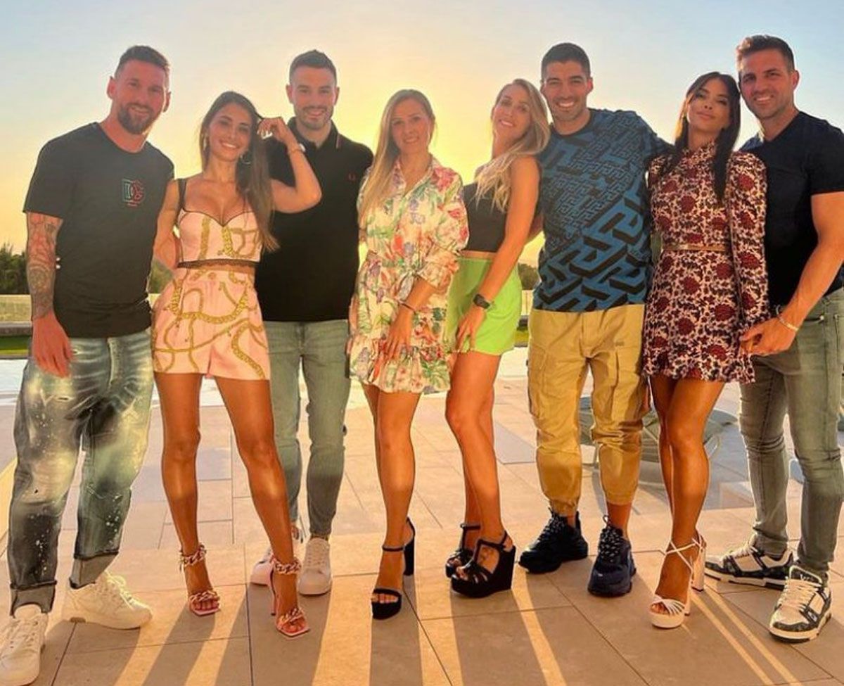 Luis Suárez y su esposa junto a los Messi, los Fábregas y sus cuñados.