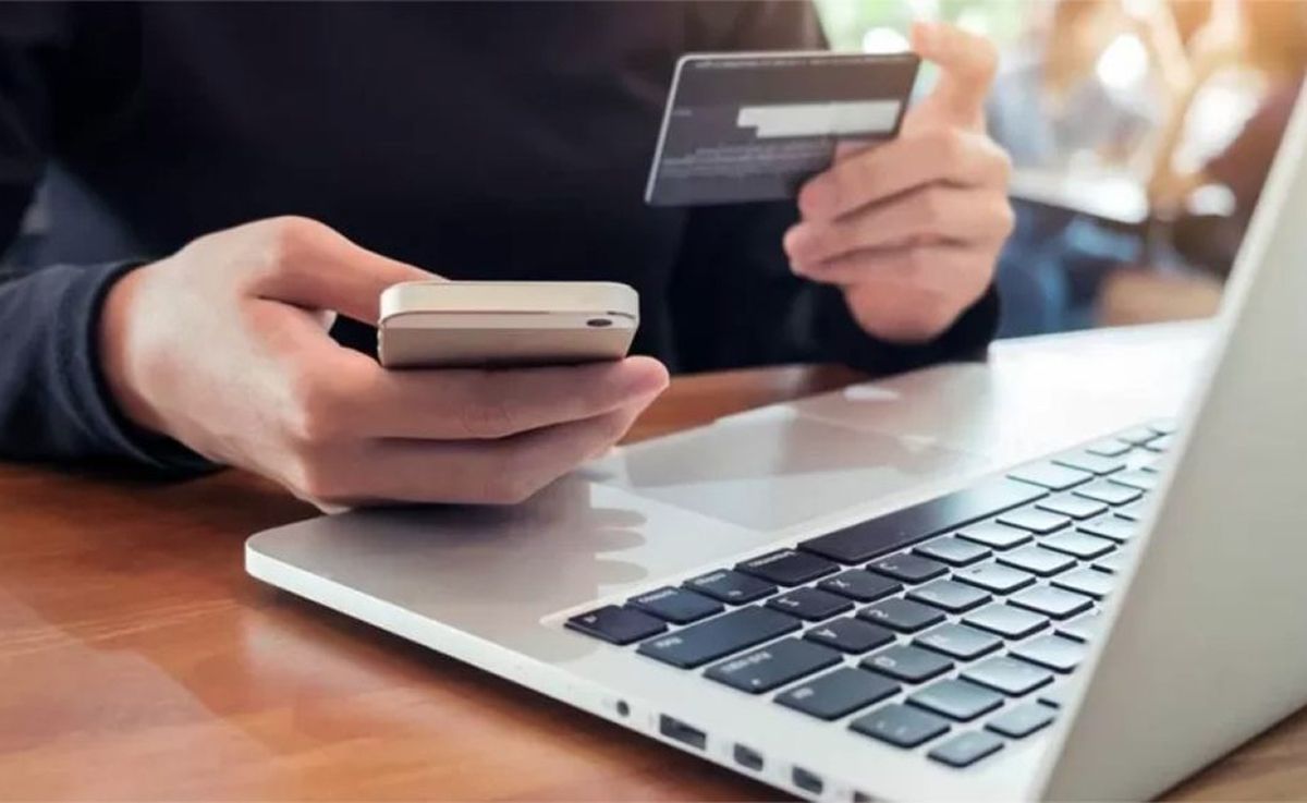 Le transfirieron más de 1 millón de dólares por error, se compró una casa y fue detenida.