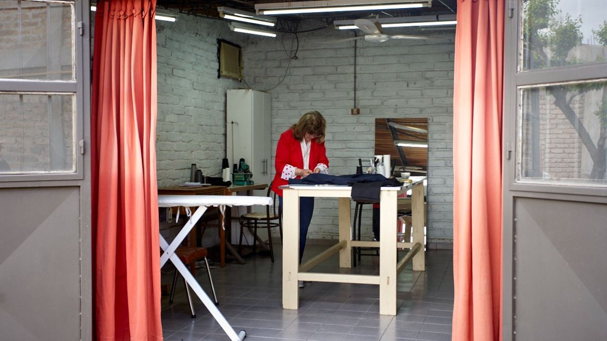 Los vaivenes de nuestra economía la han obligado a crecer o achicarse, pero siempre ha sido una cotizada sastre, reconocida por las casas de ropa más importantes de nuestro medio. Los vaivenes de nuestra economía la han obligado a crecer o achicarse, pero siempre ha sido una cotizada sastre, reconocida por las casas de ropa más importantes de nuestro medio.