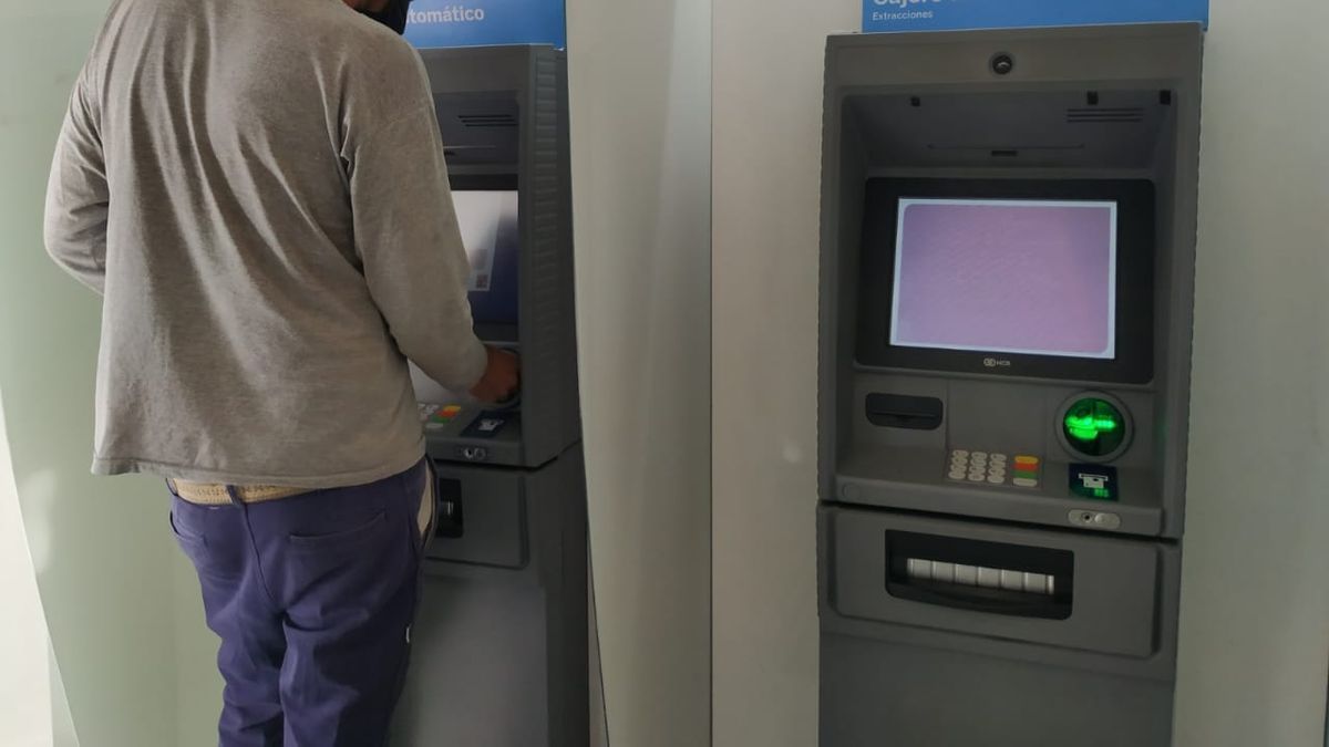 Rompió un cajero automático y se robó $ 7.800.00 Rompió un cajero automático y se robó $ 7.800.00