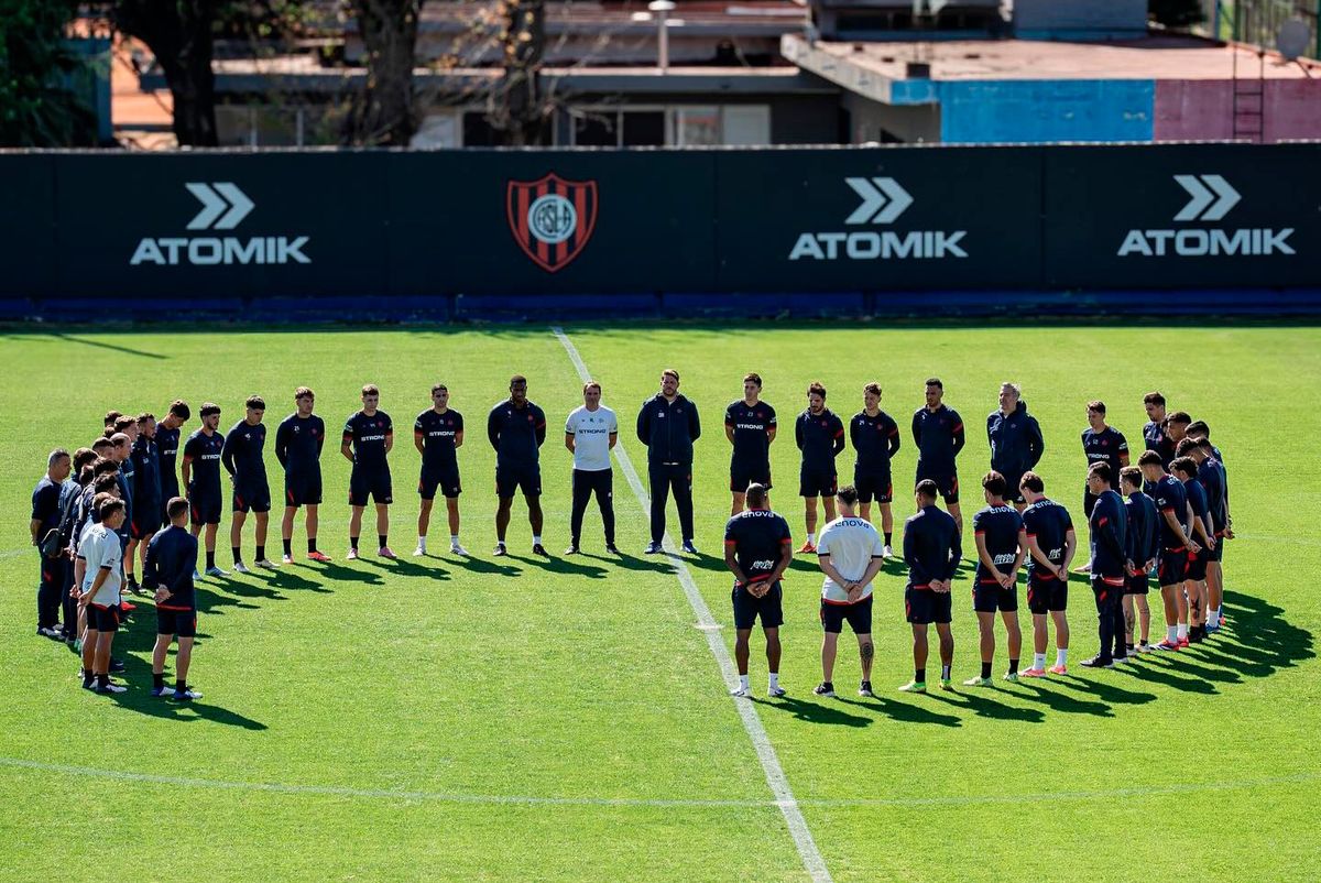 San Lorenzo hizo un minuto de silencio antes de empezar la práctica esta mañana. Foto: Gentileza Prensa San Lorenzo. 