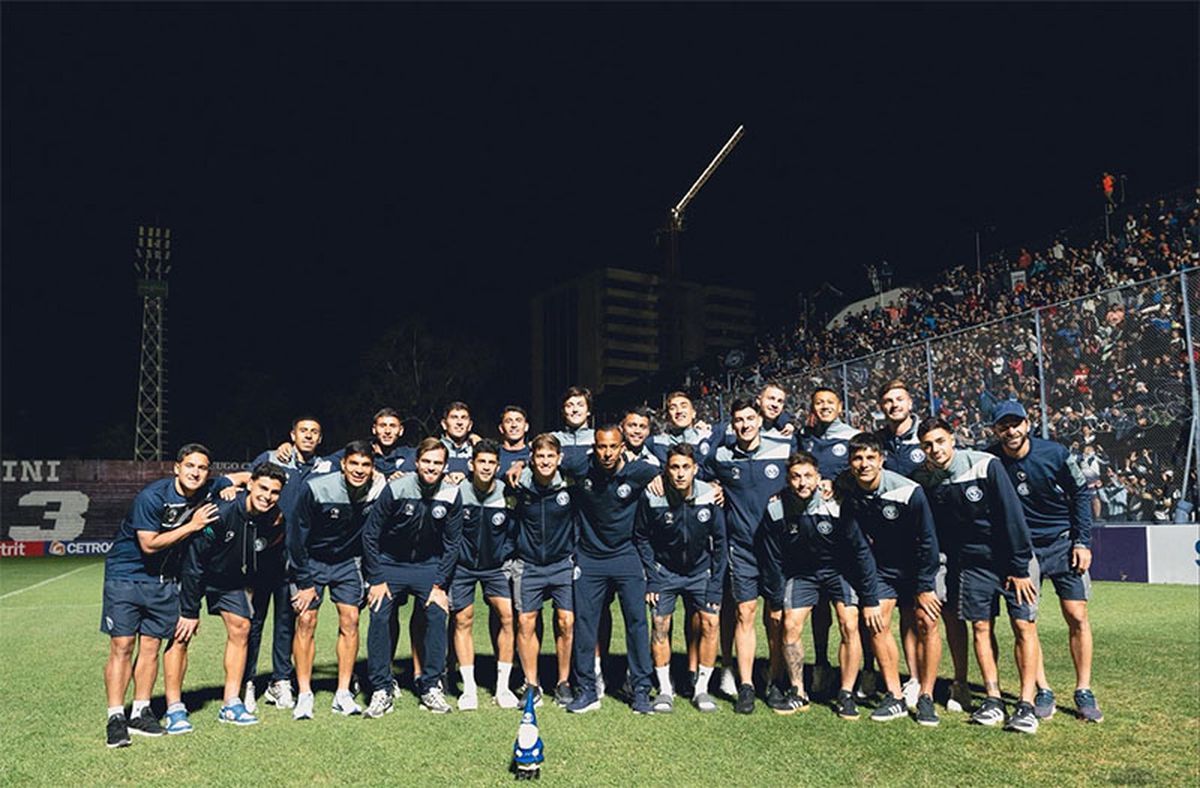 El plantel de Independiente Rivadavia vivi&oacute; el banderazo con sus hinchas.