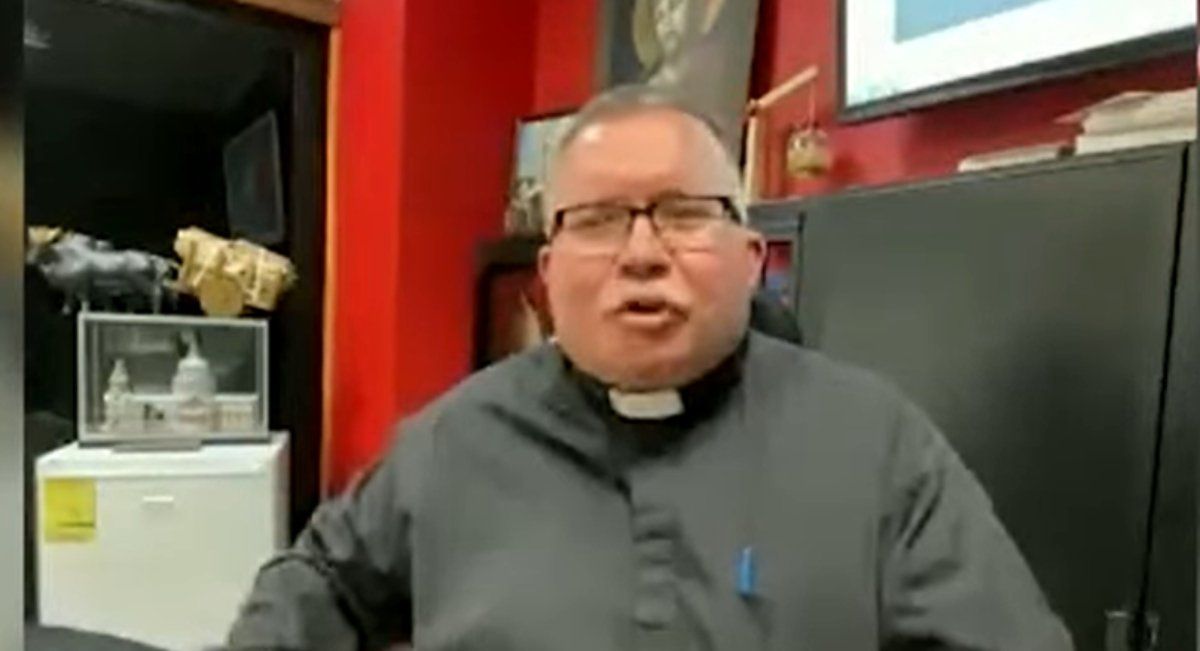 El sacerdote se mostró orgulloso de su canción contra el covid.