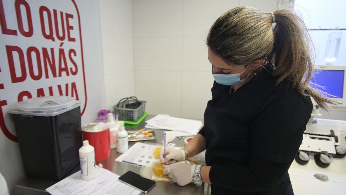 A algunos pacientes se les suministró plasma de convalecientes de coronavirus y a otros placebo.