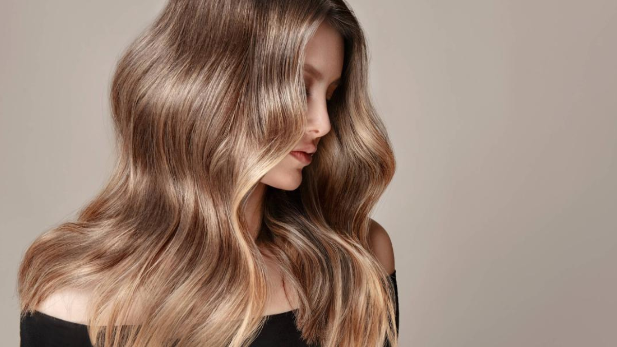 Con este truco tu cabello lucirá algunos tonos más claro de manera natural.
