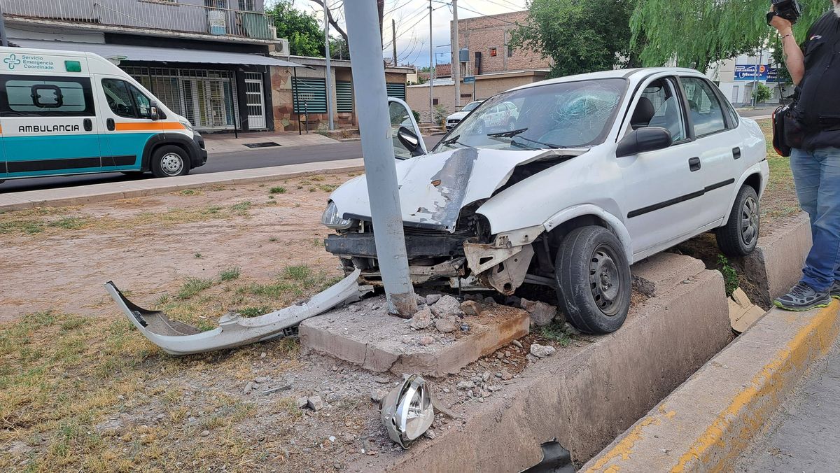 Una mujer chocó su auto contra un poste de luz en Costanera casi Matienzo, de Guaymallén. Fue trasladada a un hospital. Foto: Pablo Gamba/ Radio Nihuil.