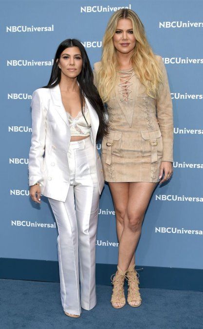 Khloé y Kourtney Kardashian se quitaron la ropa... ¿como es habitual?