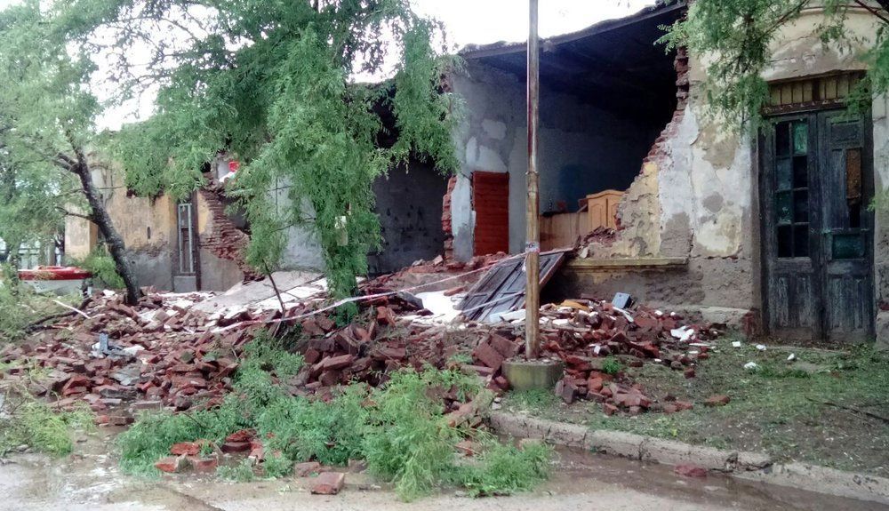 Una localidad del sur de Córdoba, destrozada por un fuerte temporal de vientos, lluvia y granizo