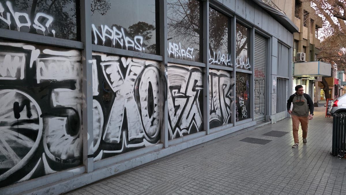 Algunos supuestos avispados vienen enchastrando muchas paredes creyéndose la mar de rebeldes en contra de las normas sanitarias adquiridas. ¿Aparecerá una pintada que diga Algunos supuestos avispados vienen enchastrando muchas paredes creyéndose la mar de rebeldes en contra de las normas sanitarias adquiridas. ¿Aparecerá una pintada que diga