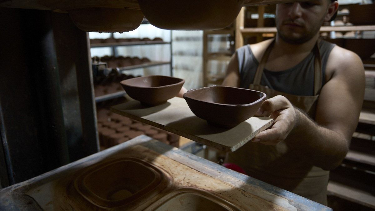 Fabricación de la vajilla Colbo. Fabricación de la vajilla Colbo.