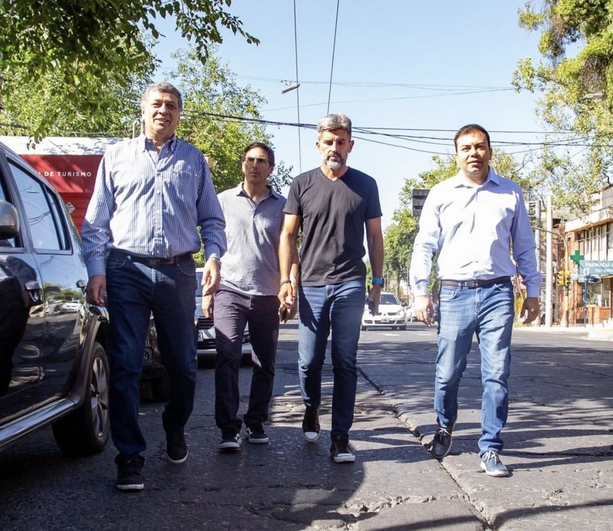 Los intendentes vecinos Daniel Orozco y Ulpiano Suarez recorrieron el tramo de calle San Martín que pretenden renovar. Lo hicieron junto al secretario de obras lasherino y precandidato a la intendencia lasherina, Francisco Pancho Lopresti.