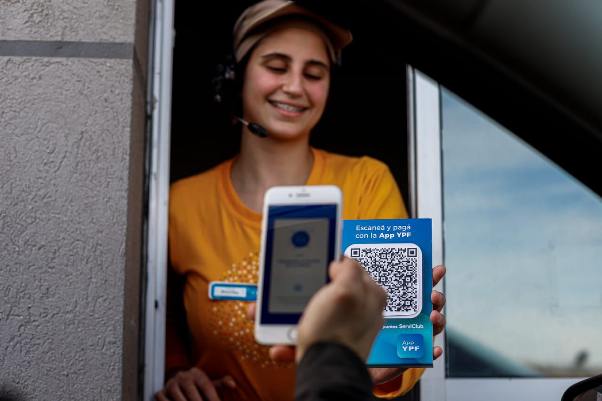 YPF ya habilitó la función del pago en dólares, que no permite compra y venta ni transferencias entre cuentas YPF ya habilitó la función del pago en dólares, que no permite compra y venta ni transferencias entre cuentas