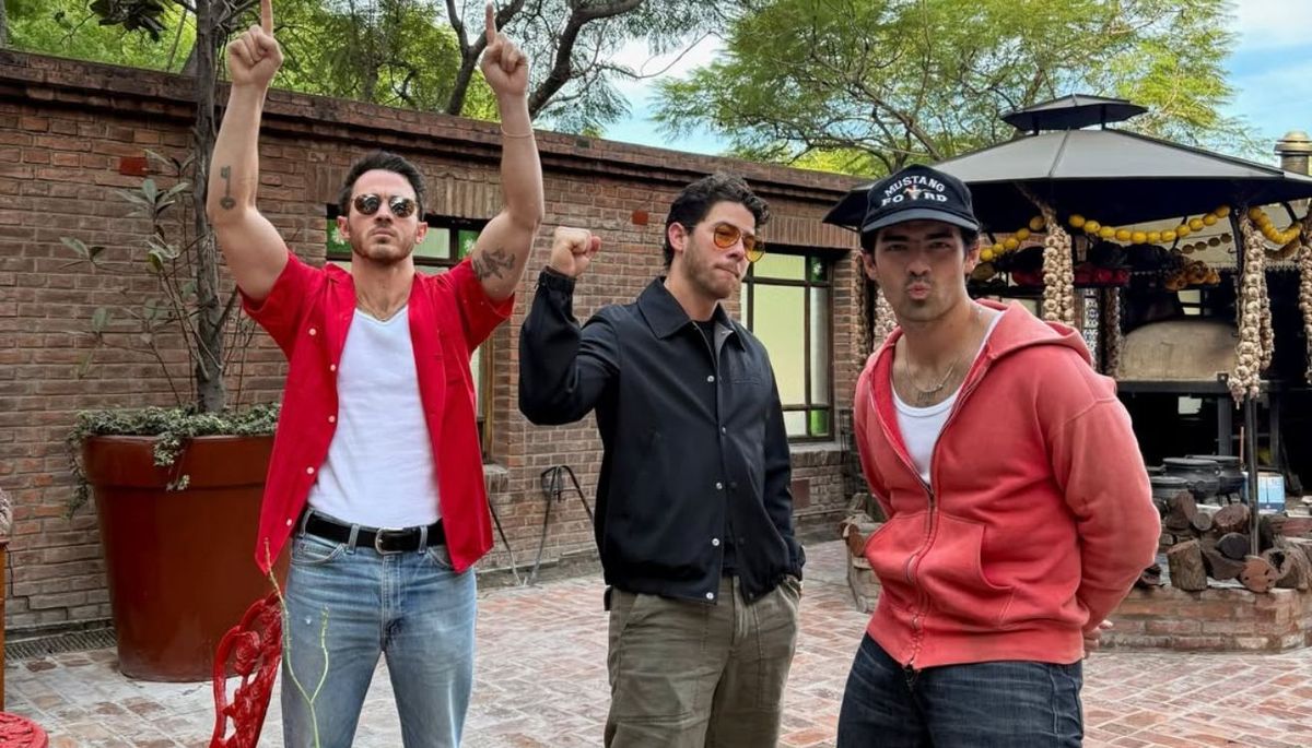 Los Jonas Brothers publicaron esta foto el lunes en su cuenta de Instagram oficial. Escribieron: "¡Buenos Aires, qué onda!". Los Jonas Brothers publicaron esta foto el lunes en su cuenta de Instagram oficial. Escribieron: "¡Buenos Aires, qué onda!".