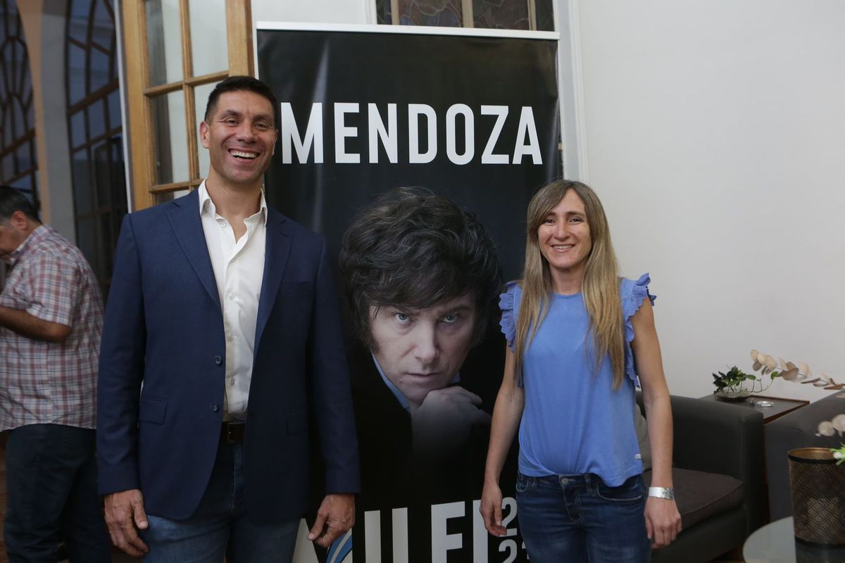 Mercedes Llano y Facundo Correa Llano, felices de haber consolidado el resultado de las PASO. Con ese porcentaje, además de ellos, también ingresa a la Cámara de Diputados de la Nación la joven libertaria Lourdes Arrieta. Mercedes Llano y Facundo Correa Llano, felices de haber consolidado el resultado de las PASO. Con ese porcentaje, además de ellos, también ingresa a la Cámara de Diputados de la Nación la joven libertaria Lourdes Arrieta.