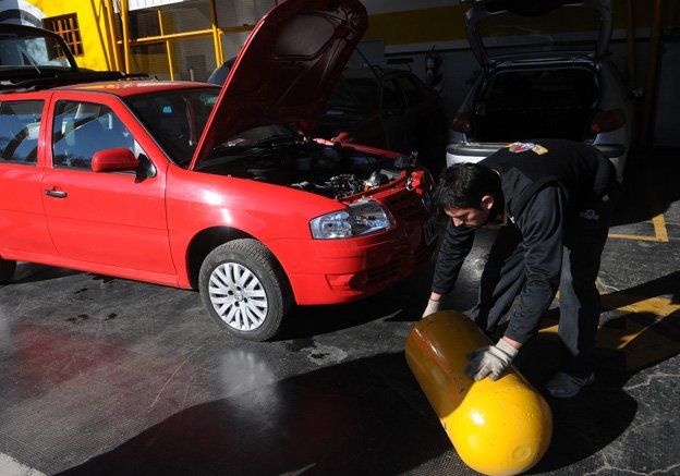 Quienes se movilizan en autos con equipos de GNC deberán administrar el combustible a raíz del cepo a la venta Quienes se movilizan en autos con equipos de GNC deberán administrar el combustible a raíz del cepo a la venta