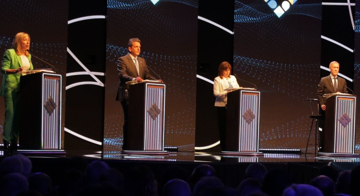 Los candidatos a la presidencia durante el debate 2023.