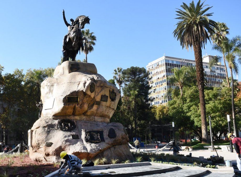 Con monumento restaurado y Wi-Fi, inauguran la plaza San Martín