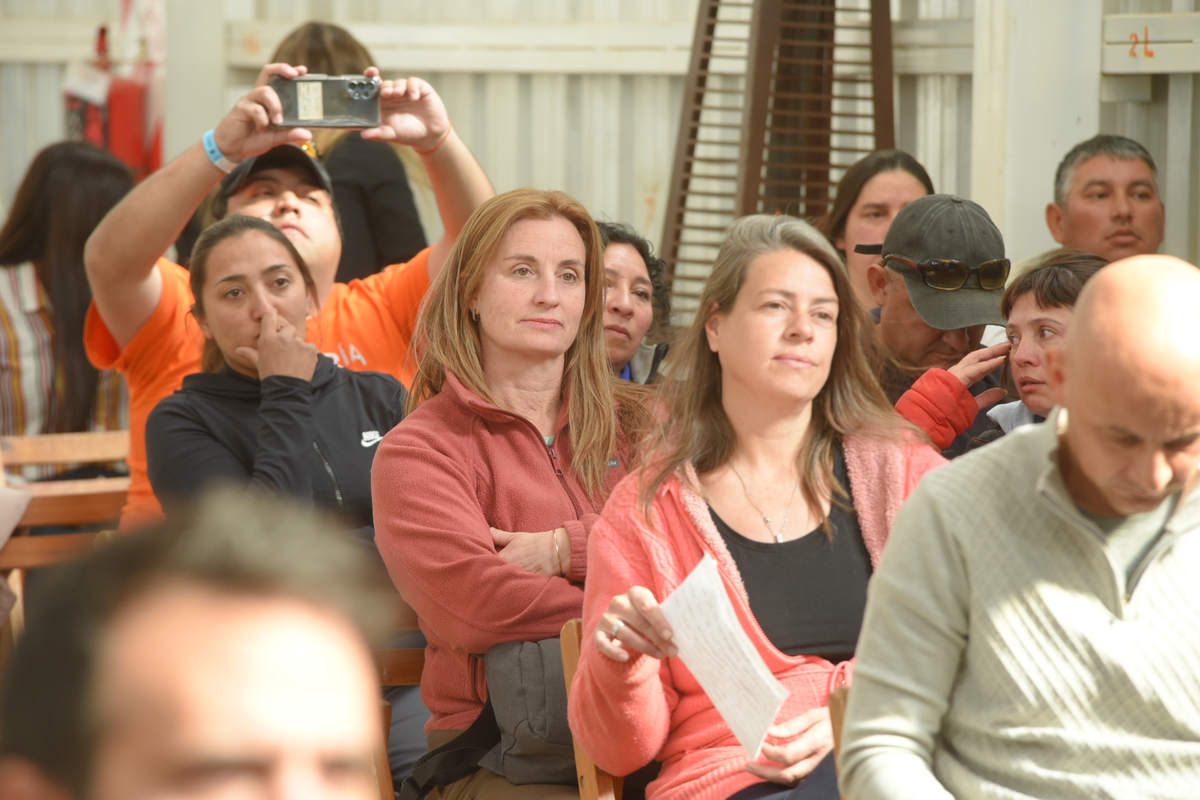 El arraigo y la necesidad de trabajo para Uspallata, entre los argumentos más mentados por quienes apoyaron a PSJ Cobre Mendocino en la audiencia pública éste domingo El arraigo y la necesidad de trabajo para Uspallata, entre los argumentos más mentados por quienes apoyaron a PSJ Cobre Mendocino en la audiencia pública éste domingo