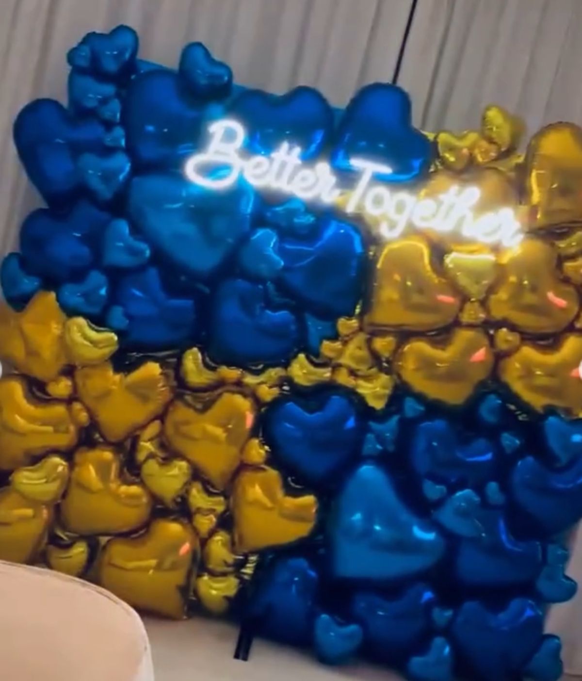 Globos azul y oro en la celebración del DT xeneize. Globos azul y oro en la celebración del DT xeneize.