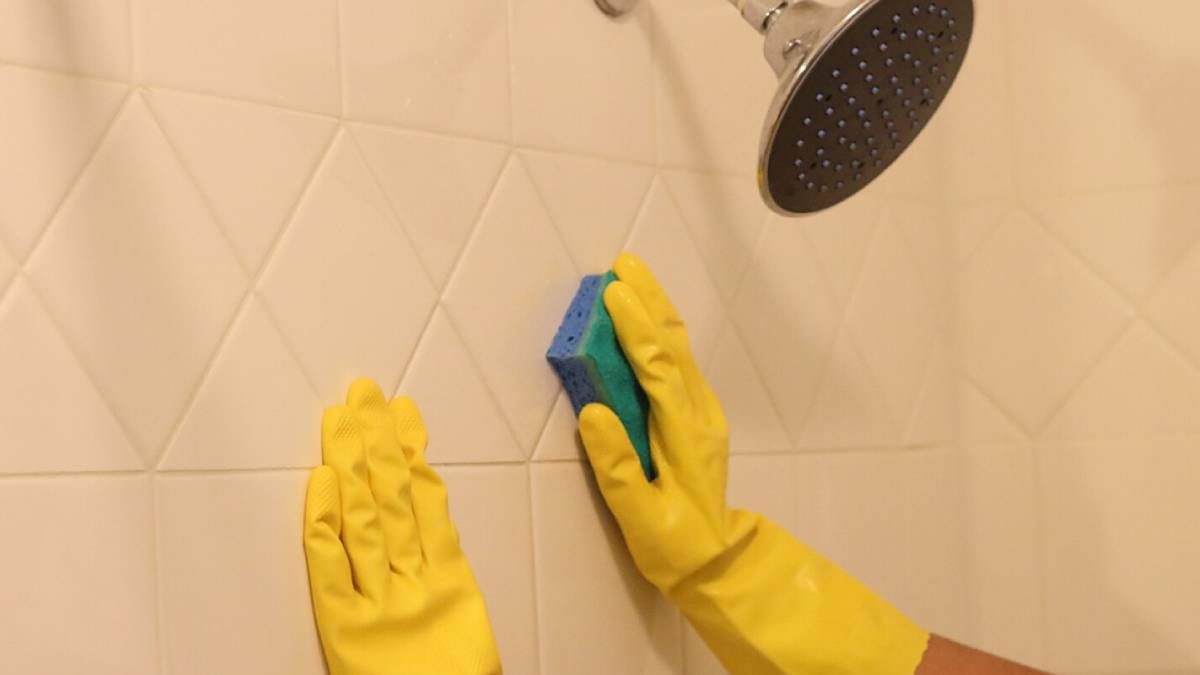 Este trucazo para limpiar los azulejos se ha vuelto viral por su  sorprendente resultado