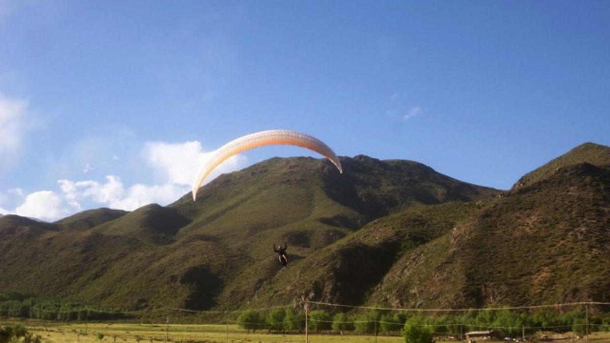 Accidentes en Mendoza. Un hombre practicaba parapentismo en la zona del Manzano Histórico, en Tunuyán, y se precipitó a tierra, quedando herido en sus piernas, con fractura e fémur.