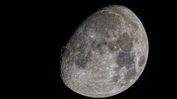 La Nasa halló 600.000 millones de litros de agua en la Luna