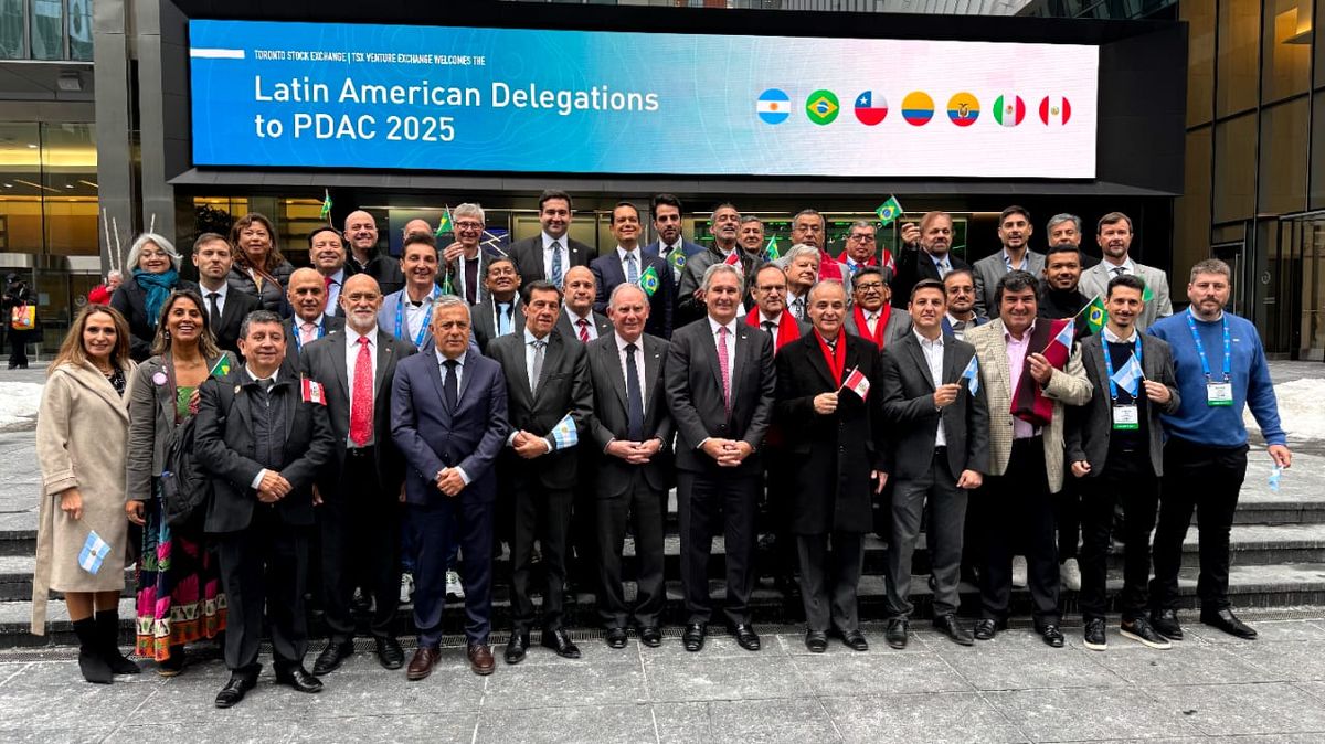 Las delegaciones latinoamericanas participantes de la feria minera en Canadá. Las delegaciones latinoamericanas participantes de la feria minera en Canadá.